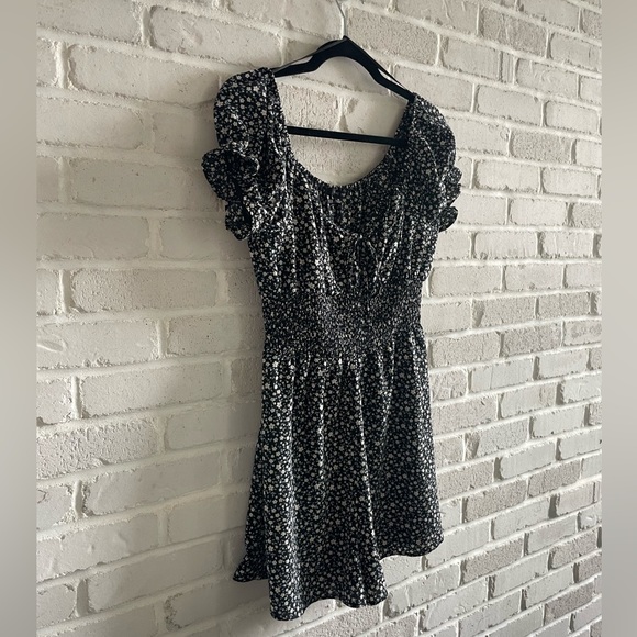 Love Tree Floral Shorts Romper, Size Medium. - Picture 4 of 8